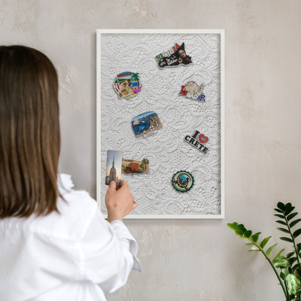 Magnetic board for travel magnets in a white frame Openwork elegance