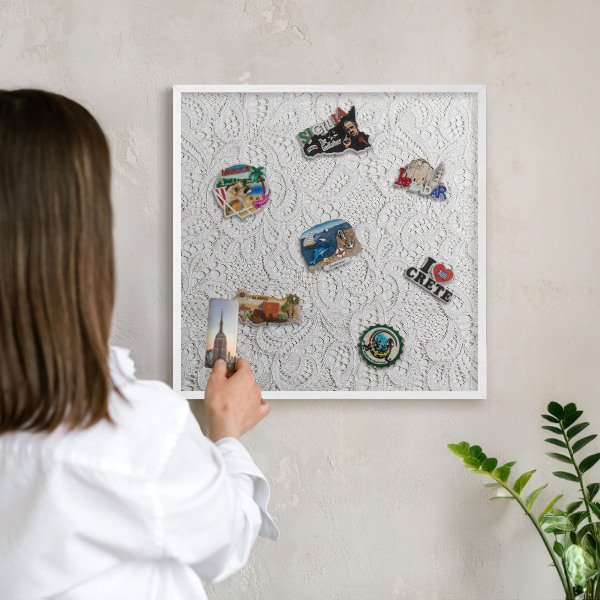 Magnetic board for travel magnets in a white frame Openwork elegance