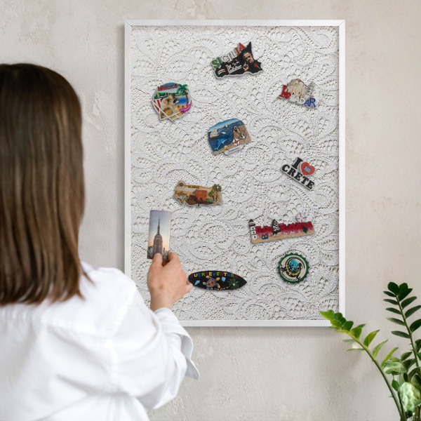 Magnetic board for travel magnets in a white frame Openwork elegance