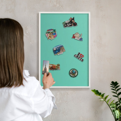 Magnetic board for travel magnets in a white frame Strong mint