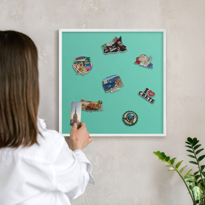 Magnetic board for travel magnets in a white frame Strong mint