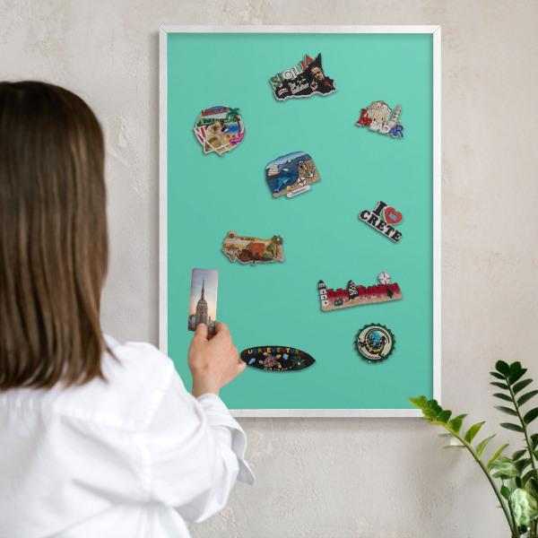 Magnetic board for travel magnets in a white frame Strong mint