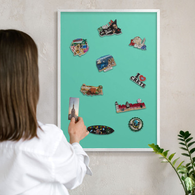Magnetic board for travel magnets in a white frame Strong mint