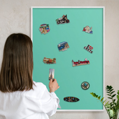 Magnetic board for travel magnets in a white frame Strong mint