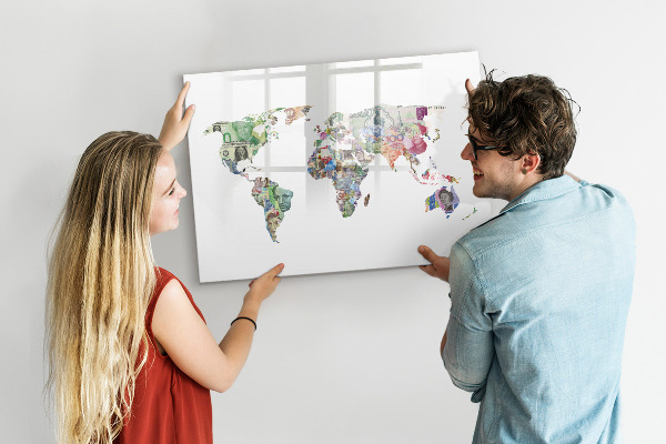 Dry erase board magnetic A world map with personal memories
