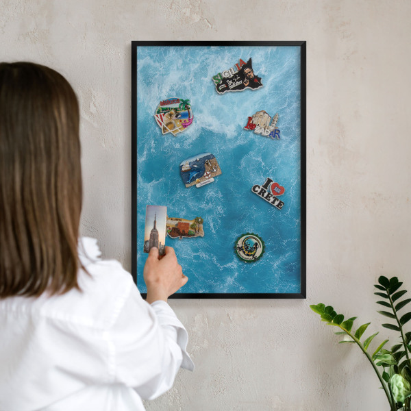 Vacation magnet board with a black frame Ocean waves