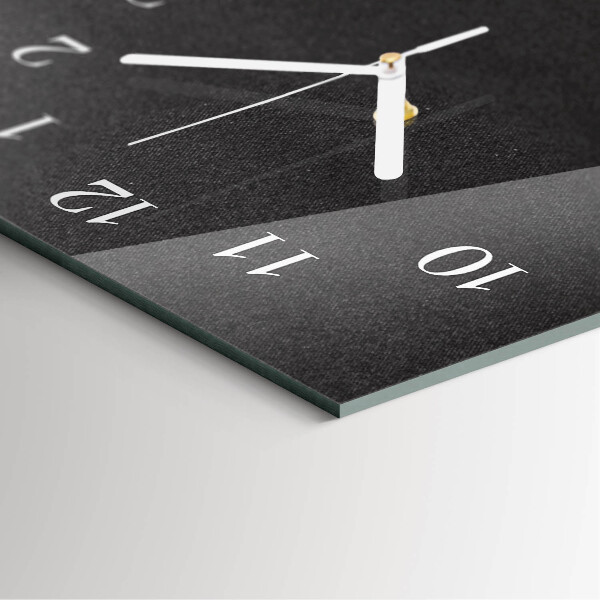 Vertical wall clock Contrast