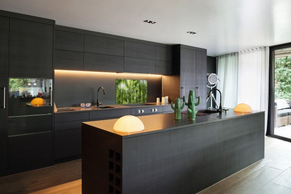 Advantages of glass instead of tiles in the kitchen - glass kitchen panels